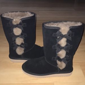 Victoria Ugg black boots tan fur with black bows